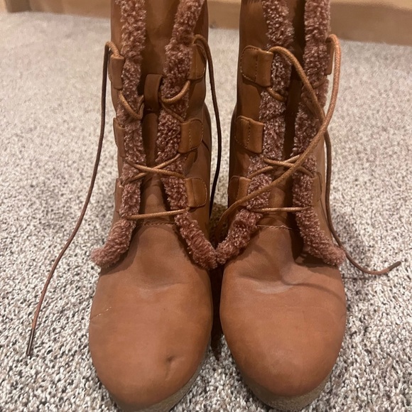 Shoe Dazzle Tan Wedge Shoes with Stylish Design - Picture 6 of 8